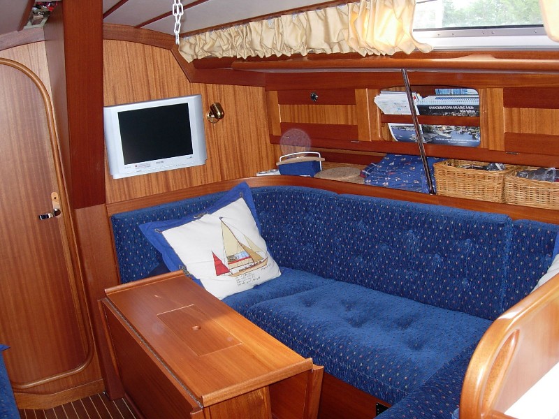 Salongen, U-soffa p styrbordssidan